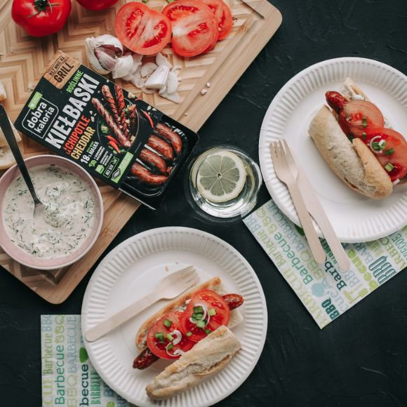 Grillowane kiełbaski w bagietce - roślinna wersja