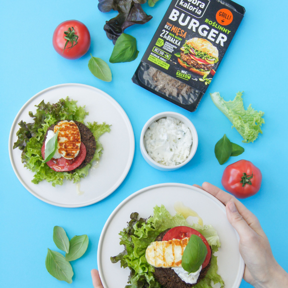Roślinny burger z halloumi - idealny pomysł na lekki obiad
