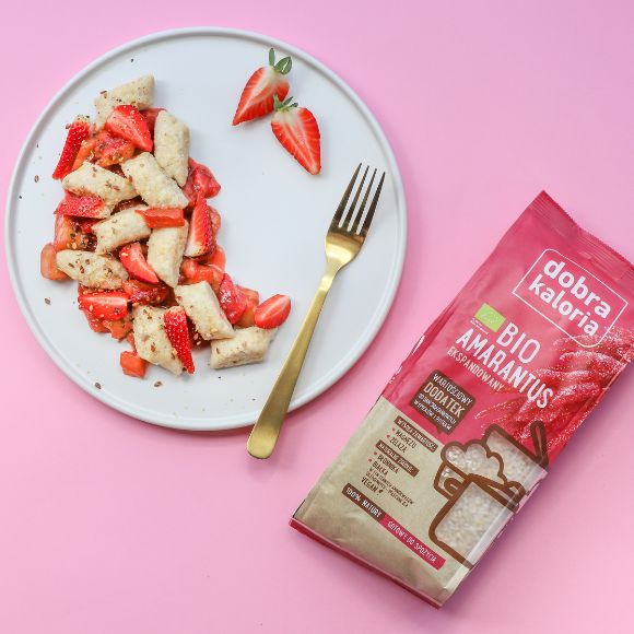 Przepis na delikatne amarantusowe kopytka z rabarbarem i truskawkami