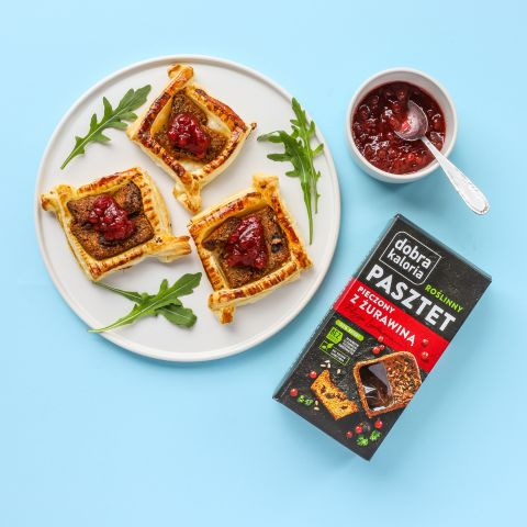 Roślinny pasztet pieczony w cieście francuskim