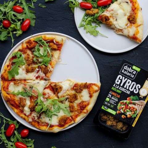 Pizza z Roślinnym gyrosem à la kurczak przepis Pomysł na pizze z Roślinnym gyrosem à la kurczak