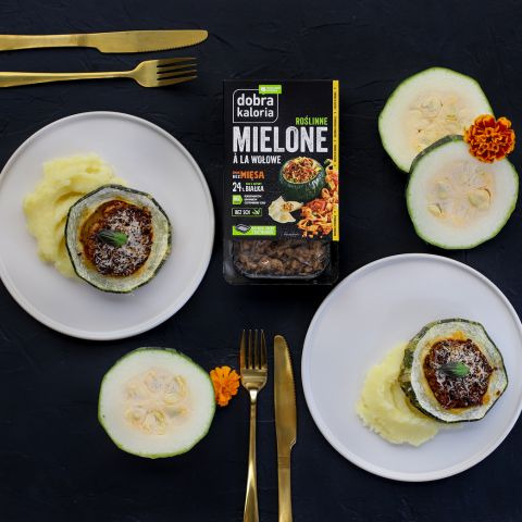 Krążki cukinii faszerowane roślinnym mielonym à la wołowe przepis