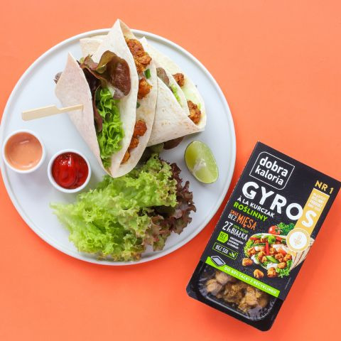 Proste tortille z gyrosem jak przygotować Pomysł na proste tortille z gyrosem