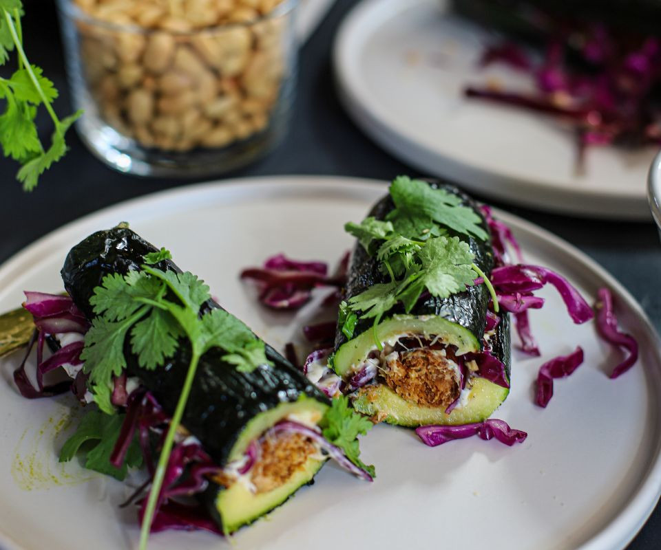 Roślinne kiełbaski w grillowanej cukinii 2