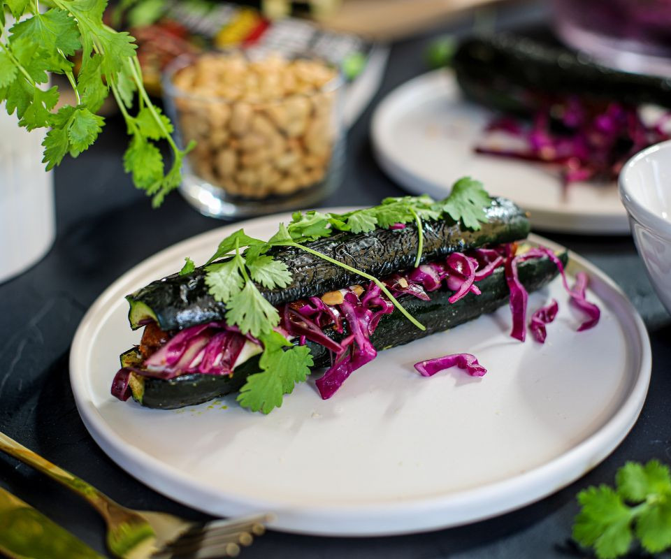 Roślinne kiełbaski w grillowanej cukinii 3