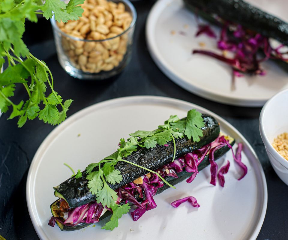 Roślinne kiełbaski w grillowanej cukinii 4