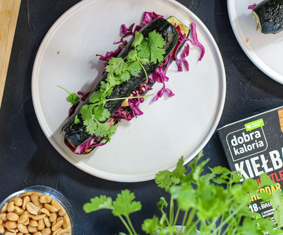 Roślinne kiełbaski w grillowanej cukinii 1