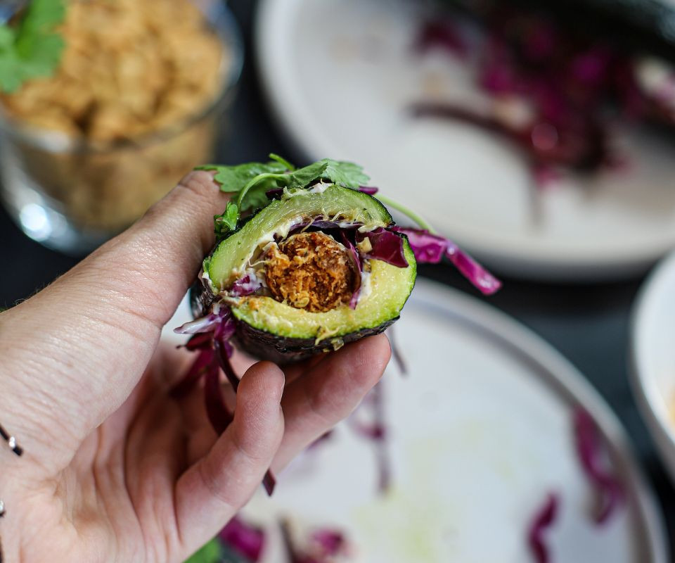 Roślinne kiełbaski w grillowanej cukinii 6