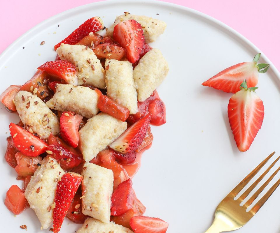 Delikatne amarantusowe kopytka z rabarbarem i truskawkami krok po kroku 2 Przepis na delikatne amarantusowe kopytka z rabarbarem i truskawkami 2