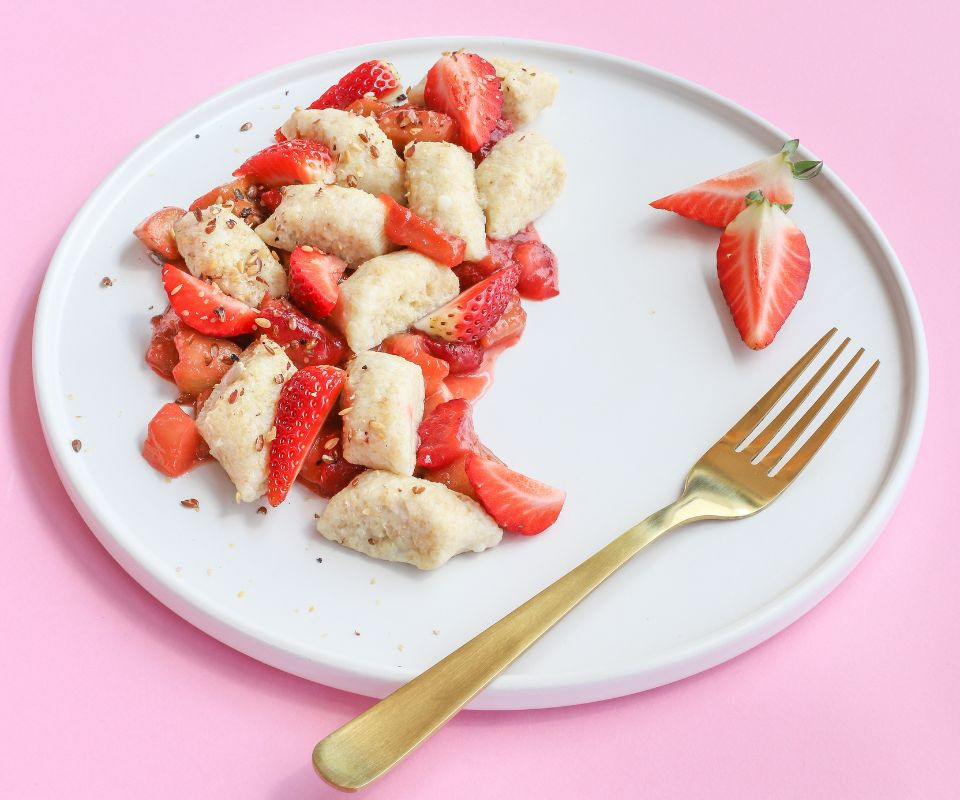 Delikatne amarantusowe kopytka z rabarbarem i truskawkami krok po kroku 3 Przepis na delikatne amarantusowe kopytka z rabarbarem i truskawkami 3