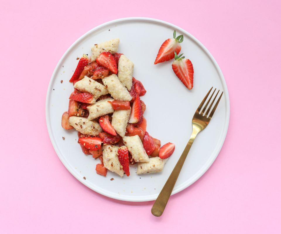 Delikatne amarantusowe kopytka z rabarbarem i truskawkami krok po kroku 4 Przepis na delikatne amarantusowe kopytka z rabarbarem i truskawkami 4