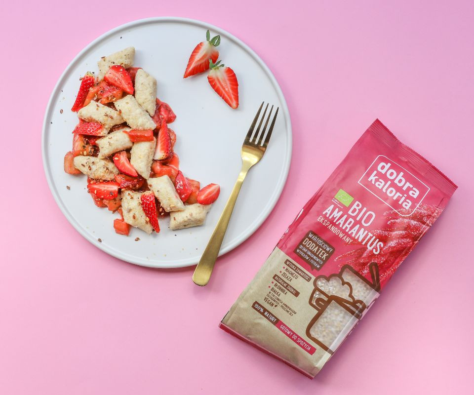 Delikatne amarantusowe kopytka z rabarbarem i truskawkami krok po kroku 1 Przepis na delikatne amarantusowe kopytka z rabarbarem i truskawkami 1