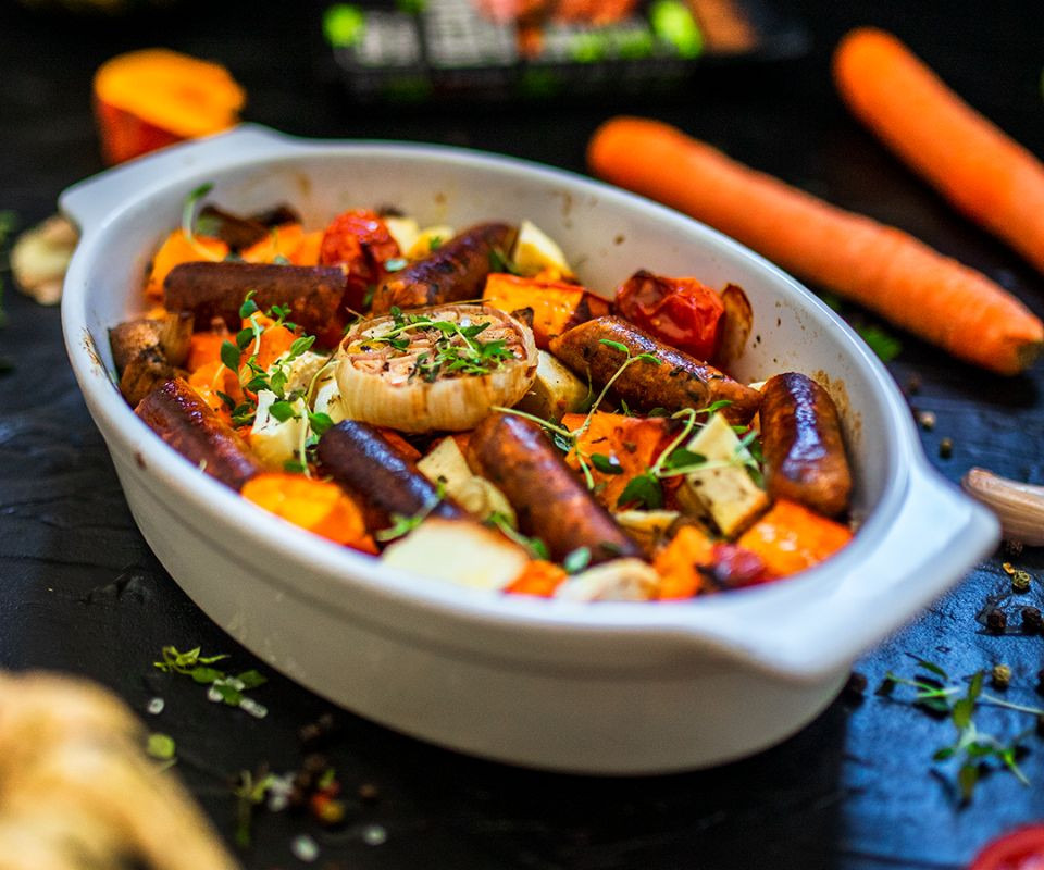 Pieczone warzywa korzenne z kiełbaskami węgierskimi 2