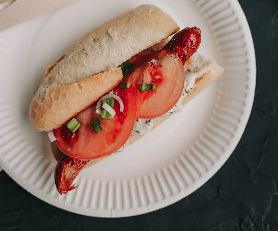 Przepis na grillowane roślinne kiełbaski w bagietce z sosem czosnkowo-koperkowym 2 Grillowane kiełbaski w bagietce - roślinna wersja 2