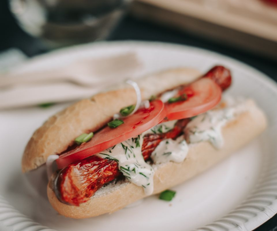 Przepis na grillowane roślinne kiełbaski w bagietce z sosem czosnkowo-koperkowym 4 Grillowane kiełbaski w bagietce - roślinna wersja 4