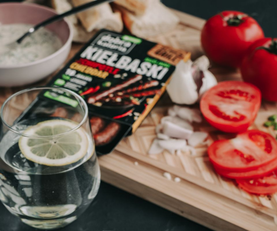 Przepis na grillowane roślinne kiełbaski w bagietce z sosem czosnkowo-koperkowym 3 Grillowane kiełbaski w bagietce - roślinna wersja 3