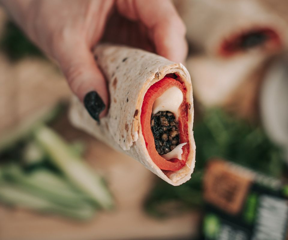 Kaszanka roślinna w tortilli - pomysł na oryginalny obiad 5 Roślinna kaszanka w tortilli - szybki i pyszny przepis 5