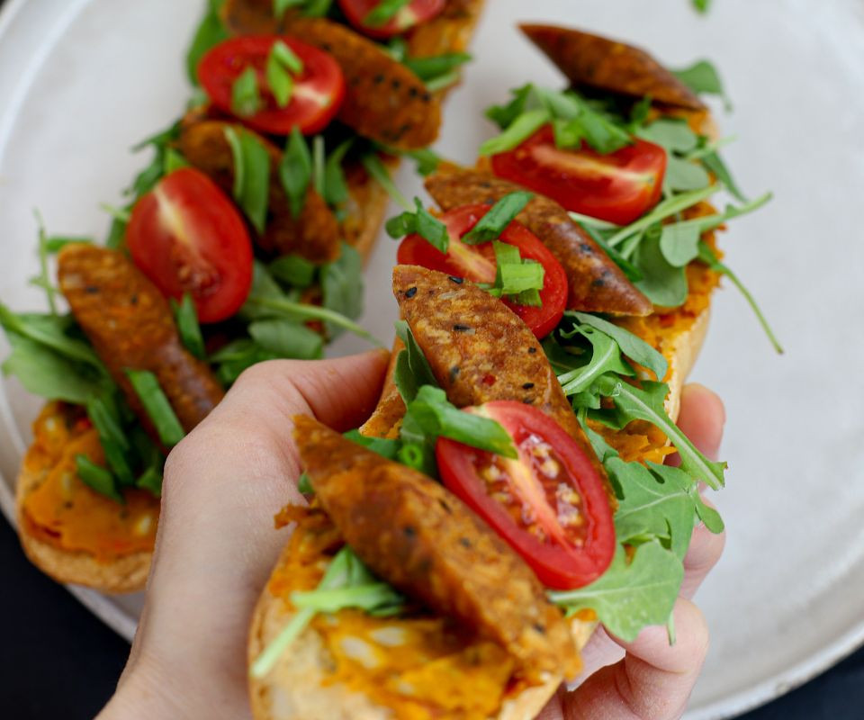 Bagietki z roślinnymi kiełbaskami węgierskimi - przepis krok po kroku 4 Przepis na bagietkę z kiełbaskami wegierskimi 4