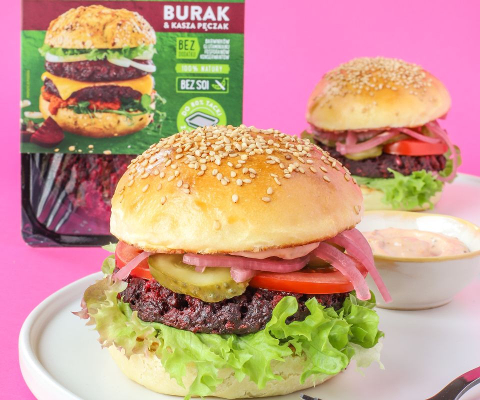 Najlepszy roślinny burger z domową bułką i marynowaną czerwoną cebulą 2 Roślinny burger w domowej bułce z marynowaną czerwoną cebulą 2