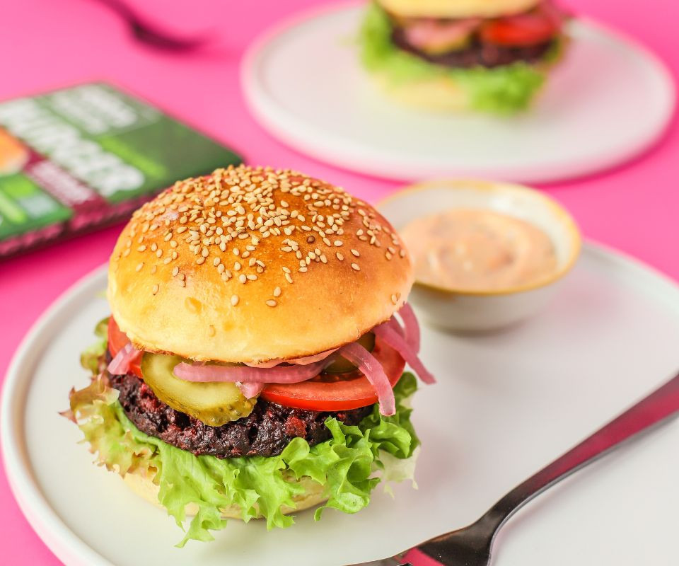 Najlepszy roślinny burger z domową bułką i marynowaną czerwoną cebulą 3 Roślinny burger w domowej bułce z marynowaną czerwoną cebulą 3