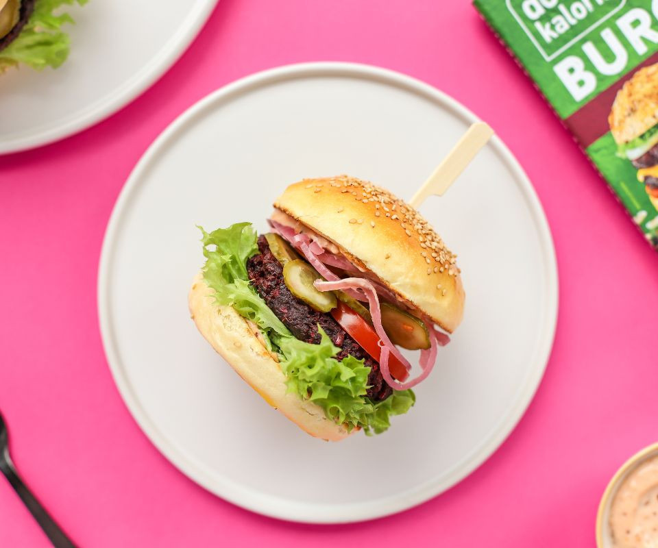 Najlepszy roślinny burger z domową bułką i marynowaną czerwoną cebulą 4 Roślinny burger w domowej bułce z marynowaną czerwoną cebulą 4