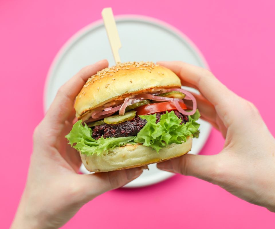 Najlepszy roślinny burger z domową bułką i marynowaną czerwoną cebulą 6 Roślinny burger w domowej bułce z marynowaną czerwoną cebulą 6