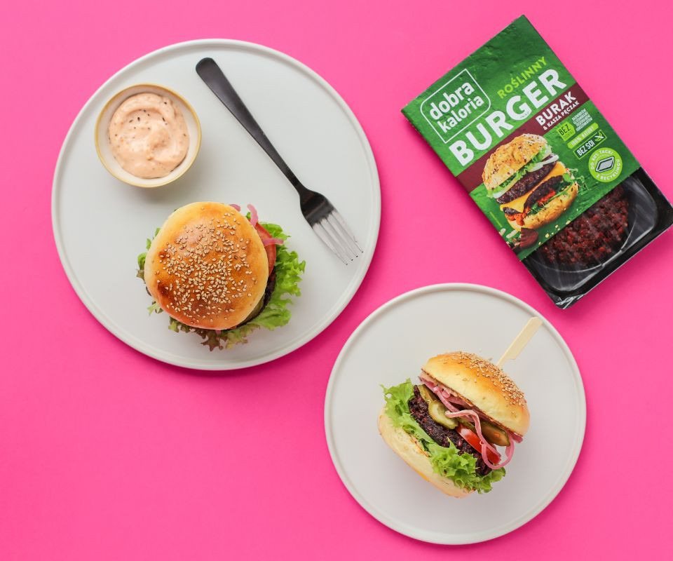 Najlepszy roślinny burger z domową bułką i marynowaną czerwoną cebulą 1 Roślinny burger w domowej bułce z marynowaną czerwoną cebulą 1